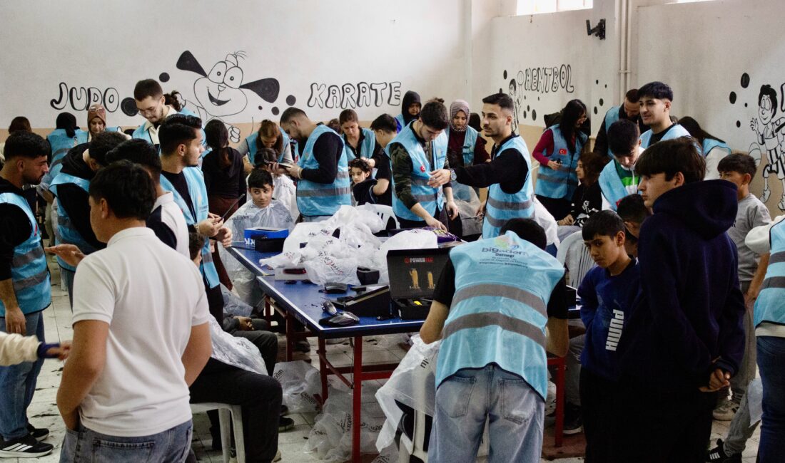 Malatya’da Ramazan Bayramı öncesinde gerçekleştirilen sosyal sorumluluk etkinliğinde ortaokul öğrencilerine