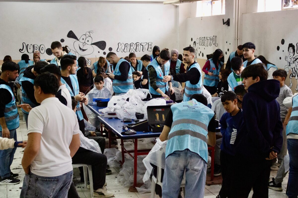 Malatya’da Ramazan Bayramı öncesinde gerçekleştirilen sosyal sorumluluk etkinliğinde ortaokul öğrencilerine