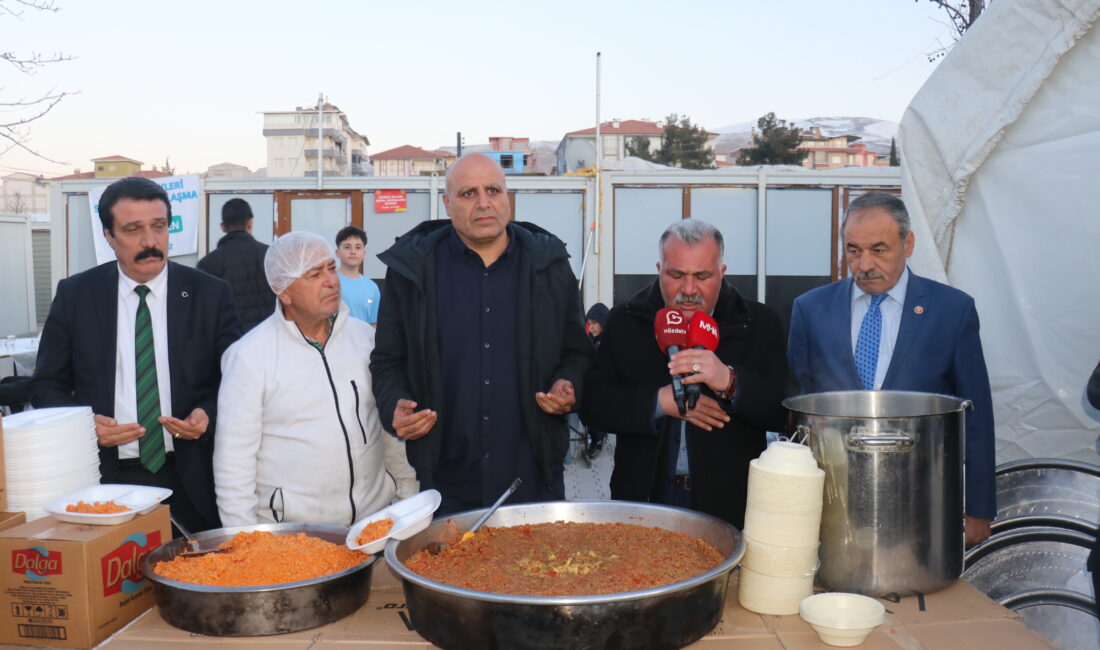 Malatya’da kurulan iftar çadırında vatandaşlar Ramazan’ın bereketini birlikte paylaşırken, programda