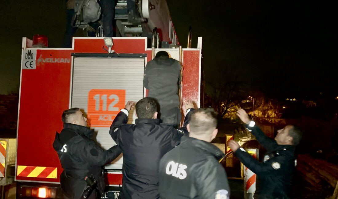 Suçüstü yakalanan 2 hırsızlık şüphelisi çatıya kaçınca itfaiye desteğiyle indirilerek
