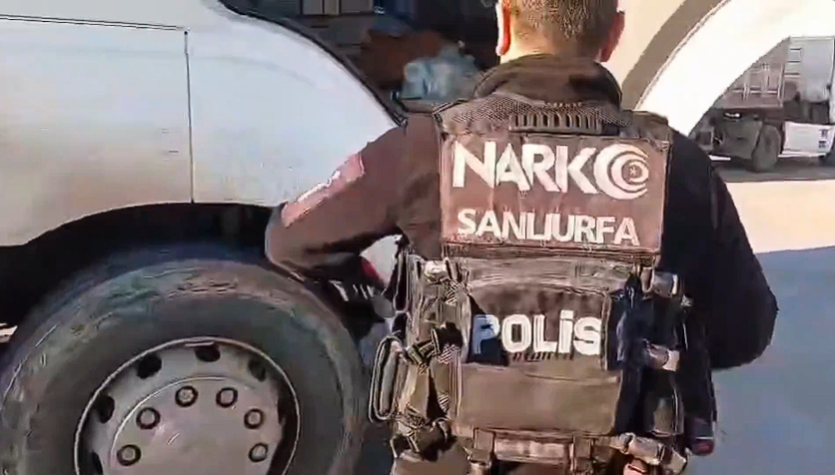 Şanlıurfa’da düzenlenen narkotik operasyonunda 33 kilo skunk ele geçirilirken 1