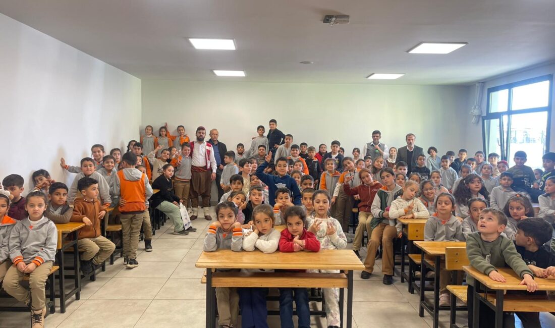 Şehir Tiyatrosu Öğrencilerle Buluştu Malatya Büyükşehir Belediyesi Şehir Tiyatrosu oyuncuları, Dünya Tiyatro Günü kapsamında