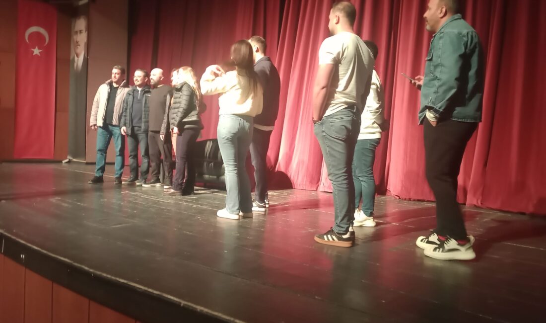 Sosyal Medyada kendi yazdığı ve oynadığı skeçlerle geniş bir kitleye