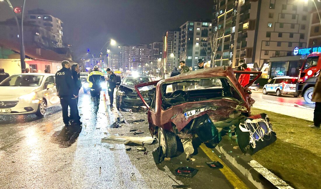 Yeşilyurt ilçesinde iki otomobilin çarpışması sonucu meydana gelen kazada 3