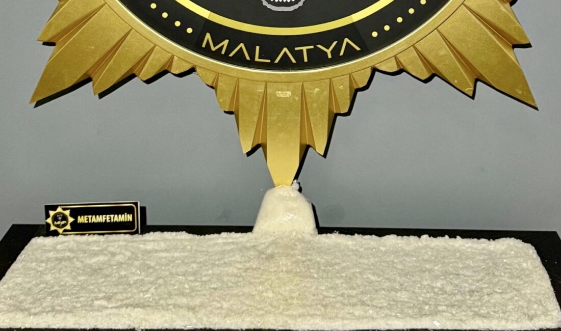 Malatya’da polis ekiplerince yolcu otobüsünde yapılan aramada 11 kilo 400