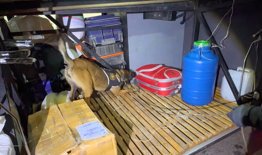 Kale Uygulama Noktasında durdurulan yolcu otobüsünde narkotik köpeğinin tepki vermesiyle