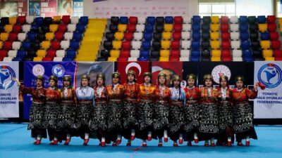 Adıyaman’da düzenlenen Kulüpler Arası Halk Oyunları Yarışması büyük coşkuya sahne