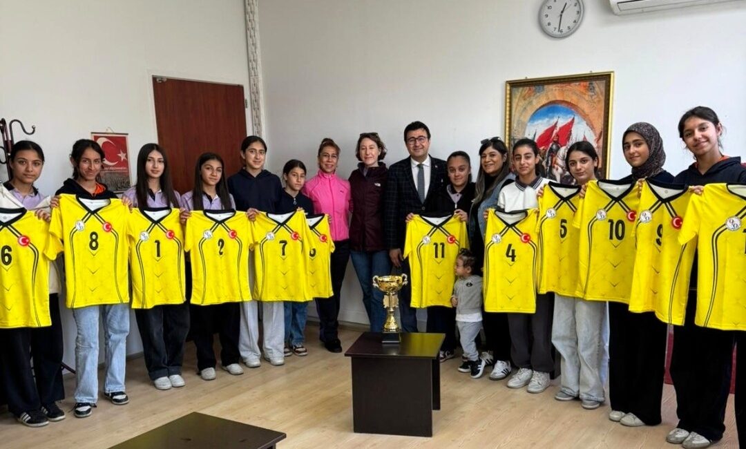 Orduzu Elma Suyu Ortaokulu’nun eksik formayla sahaya çıkan voleybol takımı