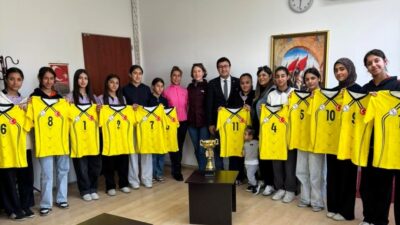 Orduzu Elma Suyu Ortaokulu’nun eksik formayla sahaya çıkan voleybol takımı