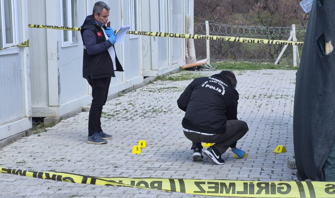 Malatya’nın Yeşilyurt ilçesinde aile içi tartışma silahlı kavgaya dönüştü. Bacanaklar