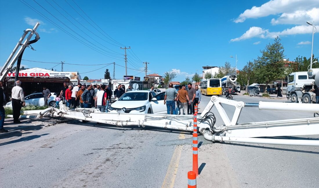Malatya’nın Battalgazi ilçesinde bir inşaatta çalışan beton pompası devrildi. Olayda