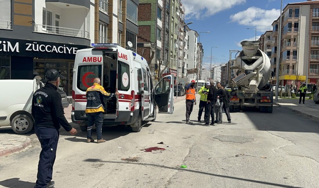Malatya’nın Yeşilyurt ilçesinde beton mikserinin çarptığı kadın ağır yaralandı. &nbsp;
