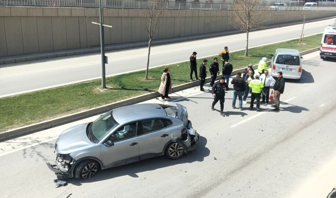 Malatya’da çevreyolunda şehirlerarası yolcu otobüsü ile otomobilin çarpıştığı kazada maddi
