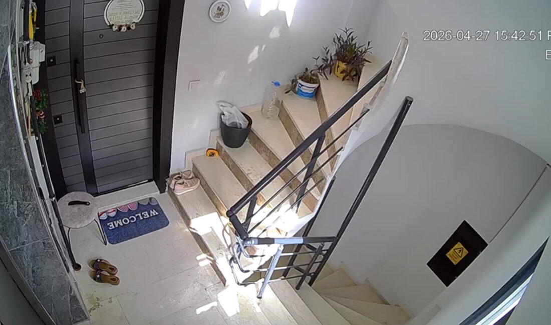 Battalgazi merkezli 4.4 büyüklüğündeki depremde bir apartmanın güvenlik kamerası sarsıntıyı