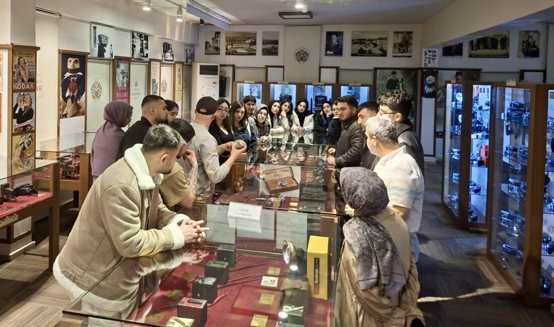 Malatya’da düzenlenen dijital fotoğrafçılık kursunda öğrenciler, Fotoğraf Makinesi Müzesi’nde geçmişten
