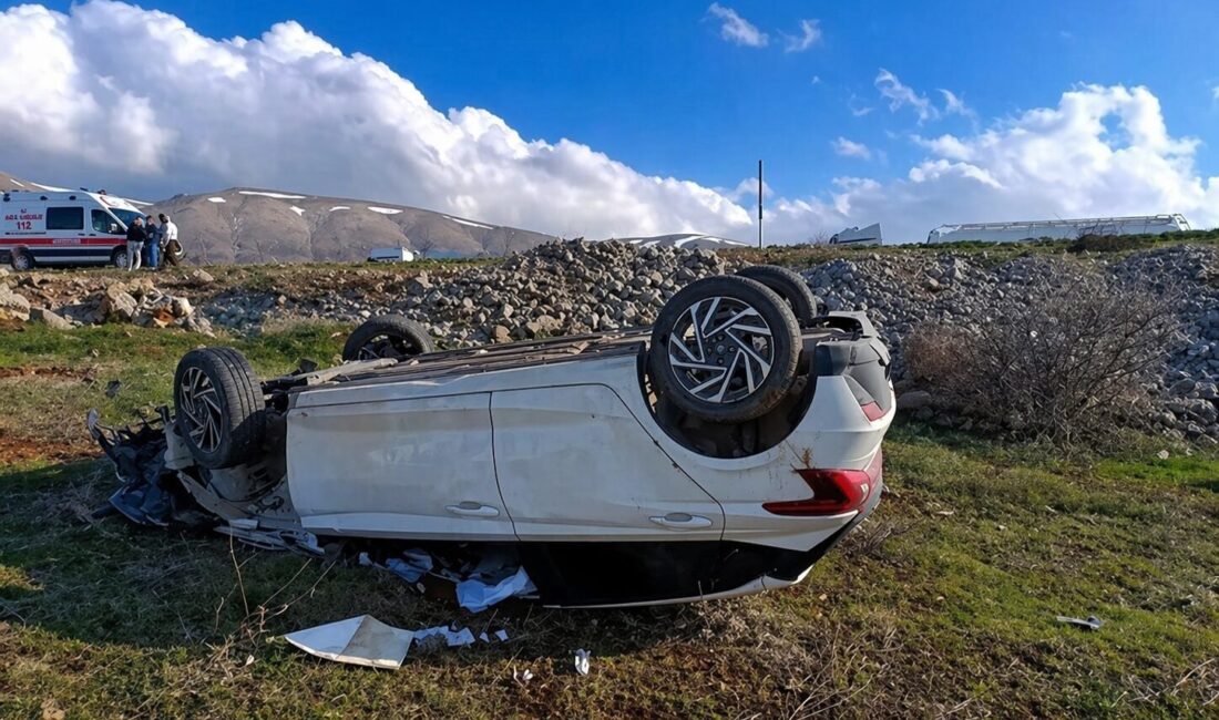 Malatya’nın Doğanşehir ilçesinde kontrolden çıkarak şarampole devrilen otomobilin sürücüsü yaralandı.