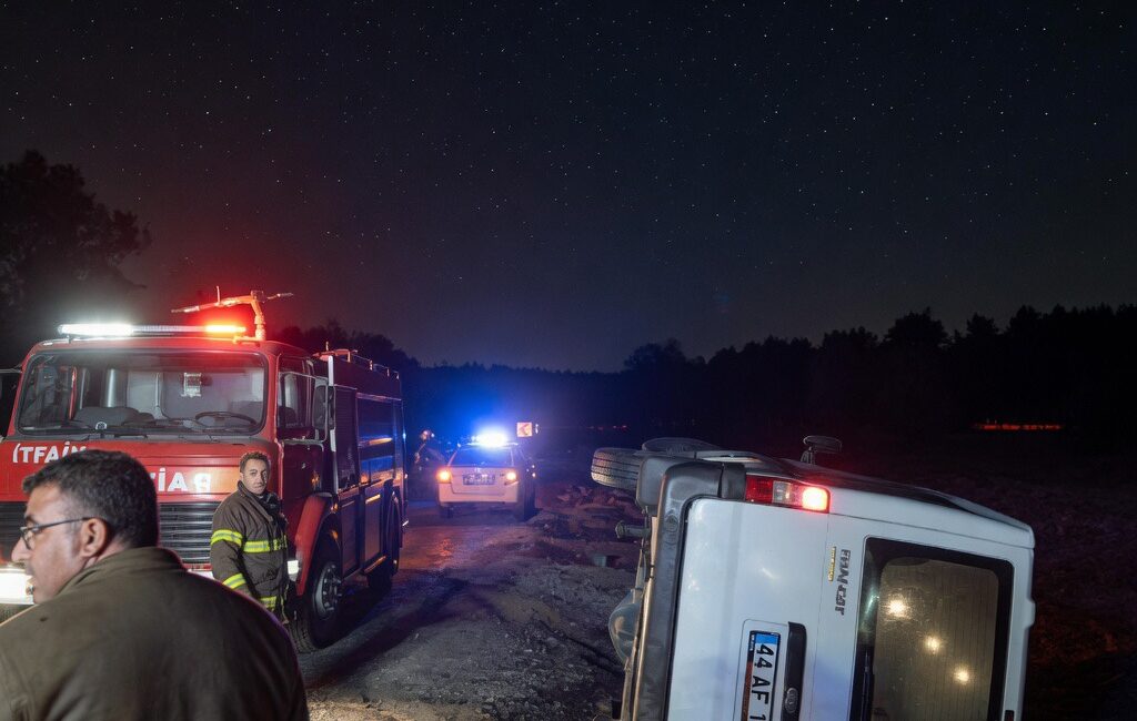 Erkenek Mahallesinde sürücüsünün direksiyon hakimiyetini kaybettiği minibüs devrildi. Kazada sürücü