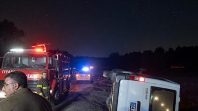 Erkenek Mahallesinde sürücüsünün direksiyon hakimiyetini kaybettiği minibüs devrildi. Kazada sürücü