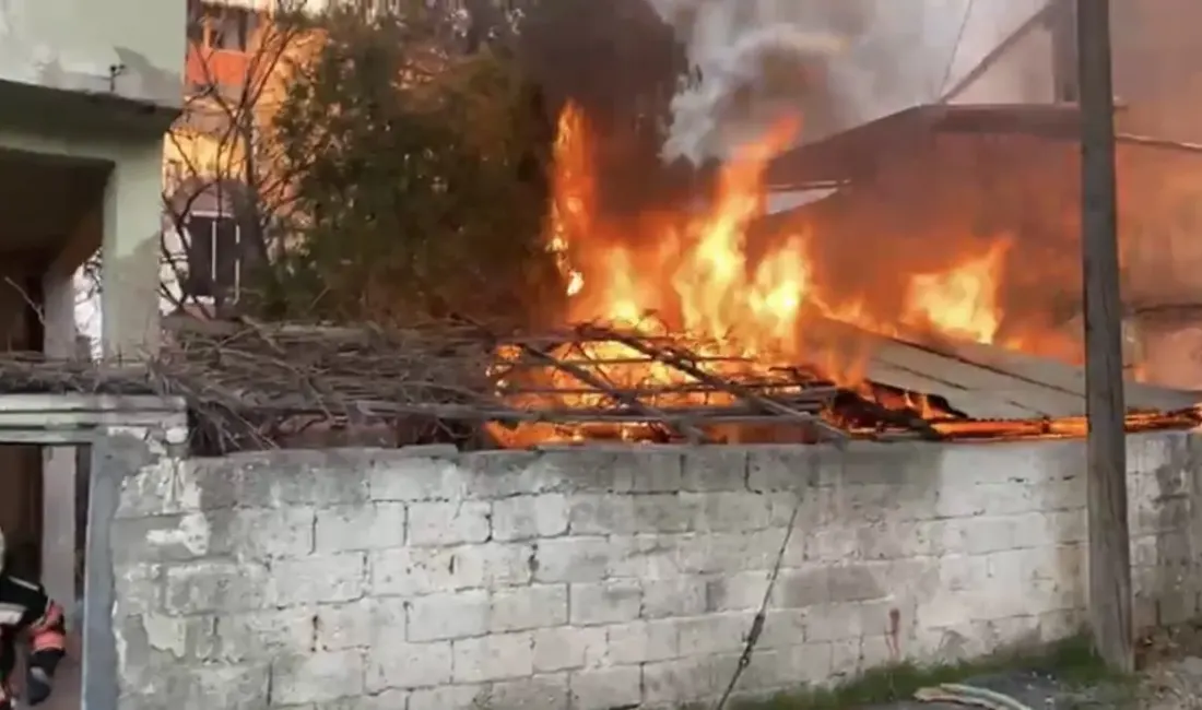 Malatya’da bir evin bahçesinde bulunan odunlukta çıkan yangın, itfaiye ekiplerinin