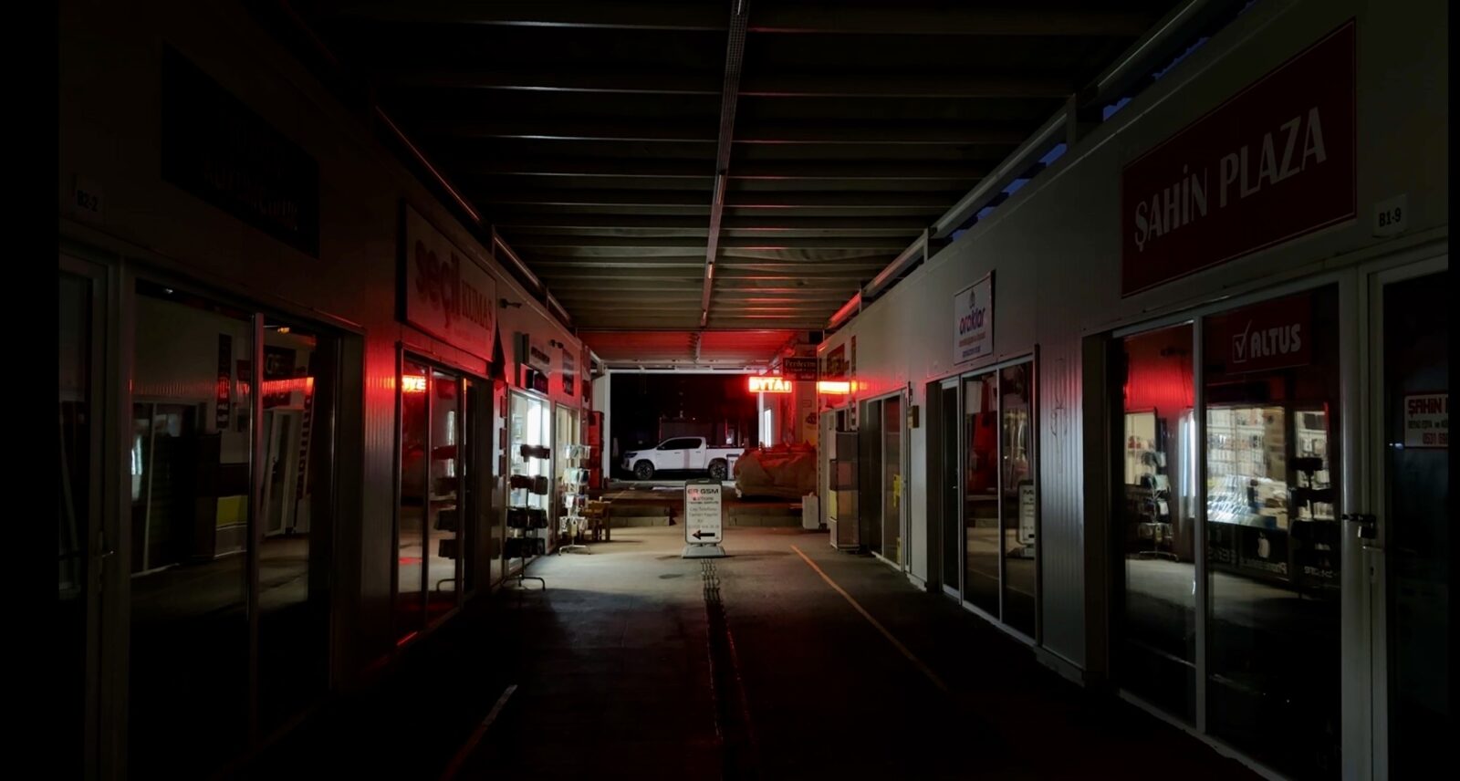 Emlak Konut Geçici Ticaret Merkezi’nde ortak aydınlatmaların kesilmesi çarşı esnafını