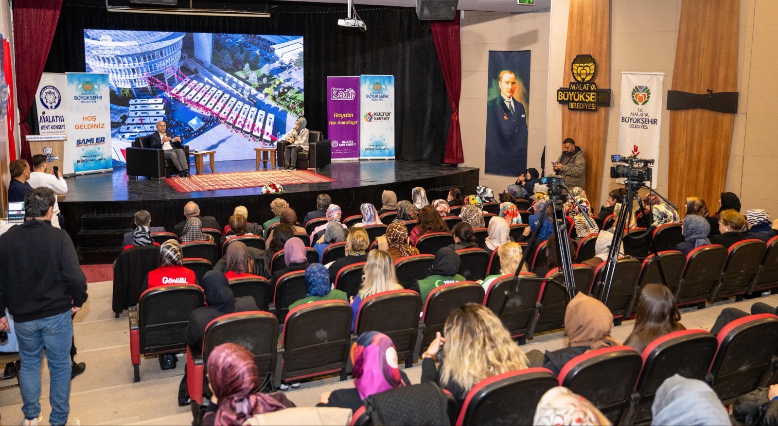 Malatya’da düzenlenen “Malatya’yı Kadınlarla Konuşuyoruz” programında kadınların şehir yönetimine ilişkin