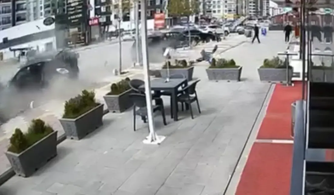 Malatya’da kontrolden çıkan otomobilin park halindeki 3 araca çarptığı kazada