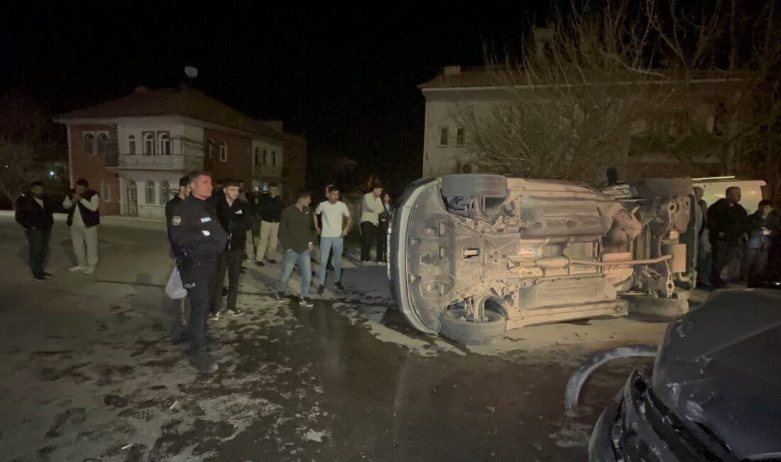 Malatya’da iki otomobilin kavşakta kafa kafaya çarpıştığı kazada bir araç