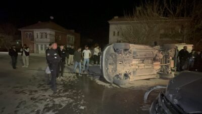 Malatya’da iki otomobilin kavşakta kafa kafaya çarpıştığı kazada bir araç