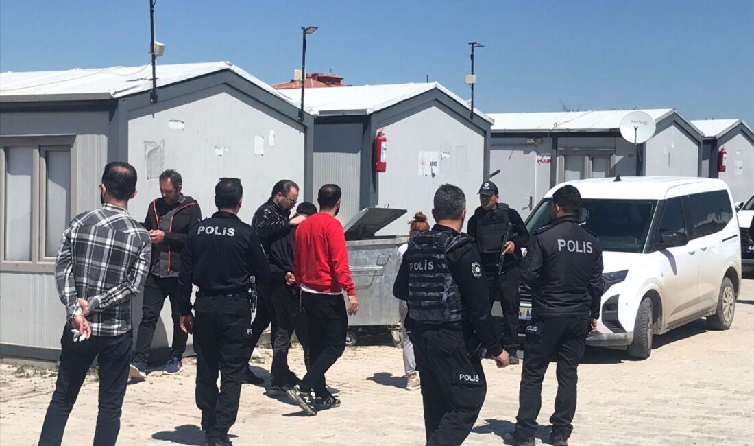 Malatya’da konteyner kentte kendisini içeri kilitleyen ve silahı olduğunu söyleyen