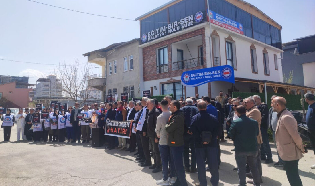 Malatya’da Eğitim-Bir-Sen 1 No’lu Şubesi öncülüğünde bir araya gelen eğitimciler,