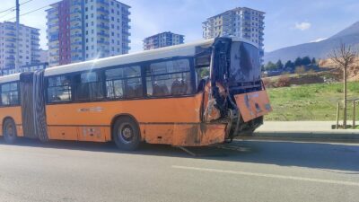 Malatya-Elazığ karayolunda hafriyat kamyonunun belediye otobüsüne çarpması sonucu 20 yolcu