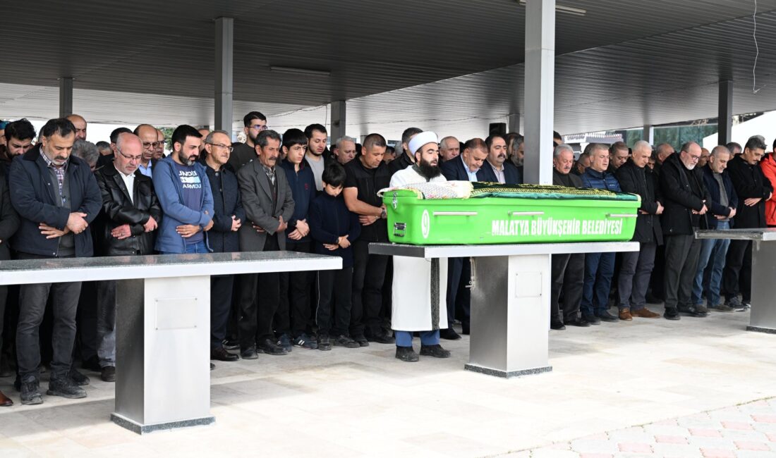 Malatya’da Hayatını Kaybeden Öğretmen Gözyaşlarıyla Defnedildi Malatya’da yüzme havuzunda fenalaşarak hayatını kaybeden sınıf öğretmeni Çiğdem Karagülle,