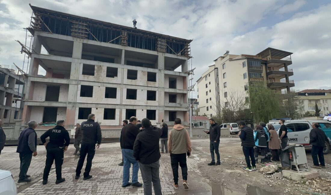 Yeşilyurt’ta yerinde dönüşüm inşaatında çalışan bir işçi, aylarca tahsil edemediği