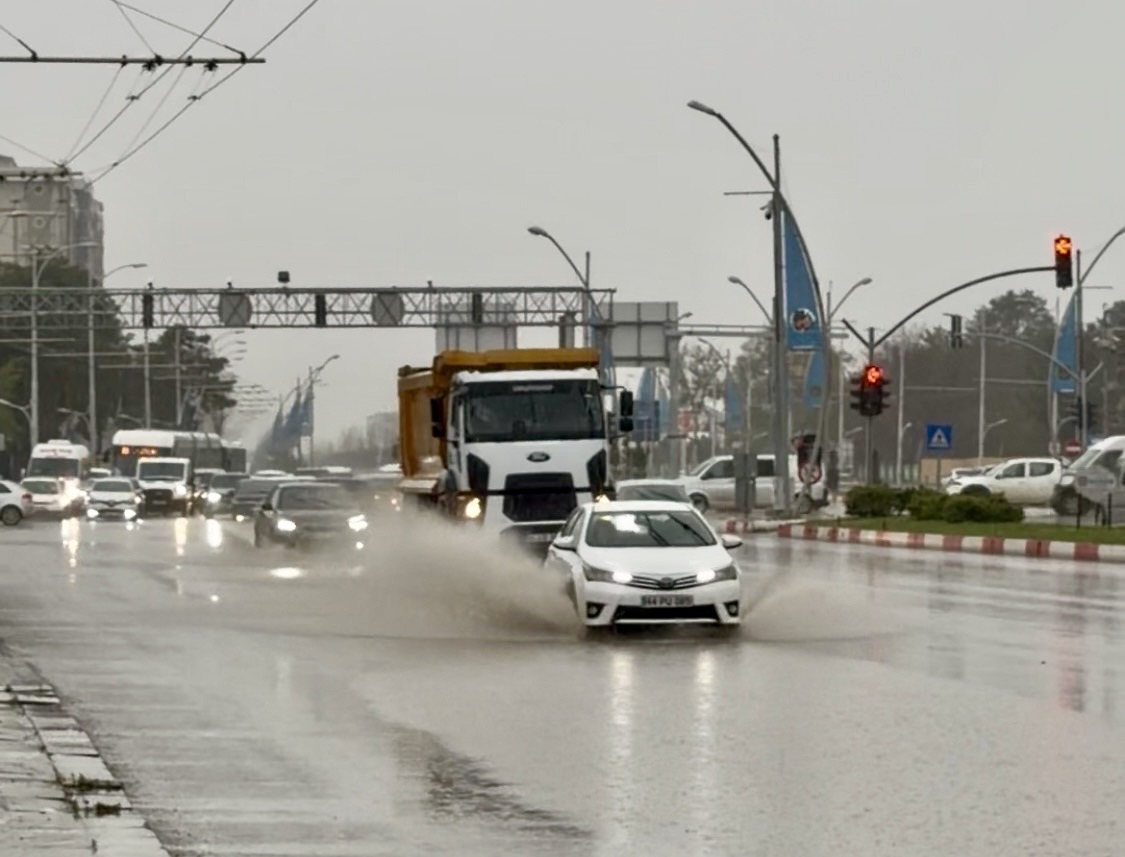 Malatya’da sağanak yağışın ardından bazı bölgelerde kısa süreli dolu etkili
