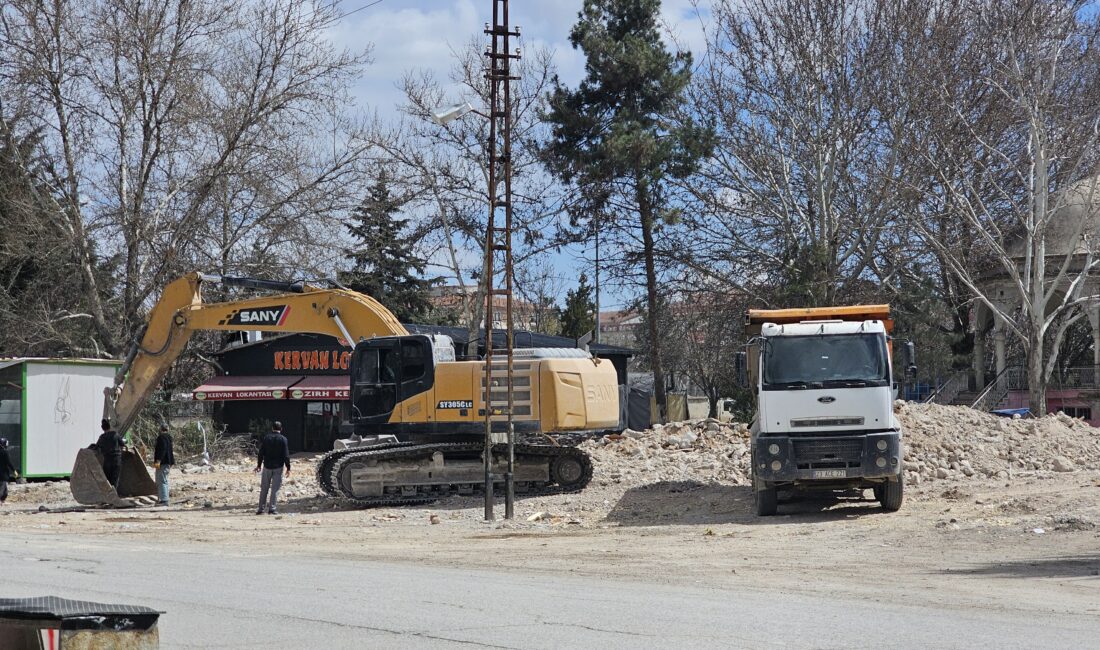 Malatya’da Sanayi Sitesinde Yıkım Süreci Devam Ediyor Uğur Sanayi Sitesi’nde başlatılan yıkım çalışmaları sürerken, esnafın yeni yer