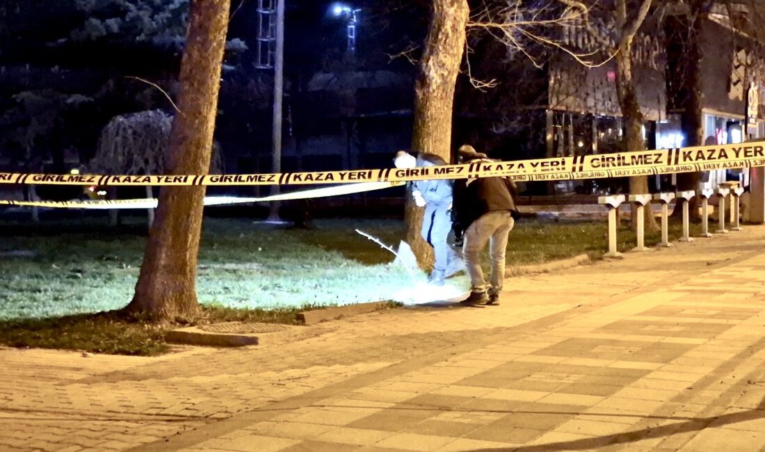 Malatya’da Silahlar Konuştu: 1 Kişi Yaralandı, Şüpheli Kıskıvrak Yakalandı Turgut Özal Mahallesi’nde meydana gelen silahlı olayda bir kişi yaralanırken