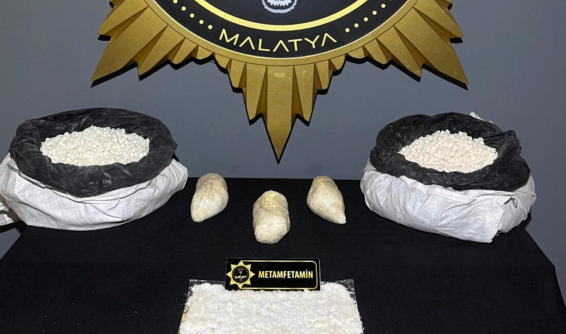 Malatya’da uygulama noktasında durdurulan araçta şeker çuvalları arasına gizlenmiş 3