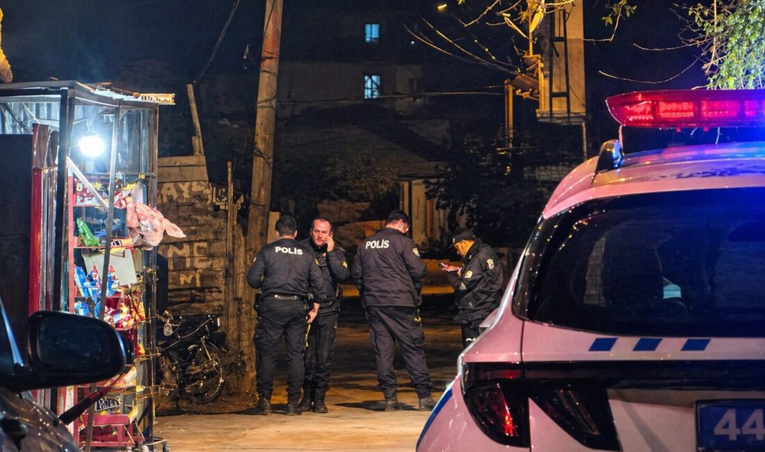 Malatya’da akşam saatlerinde çıkan kavgada 14 yaşındaki çocuk bıçaklanarak yaralandı.