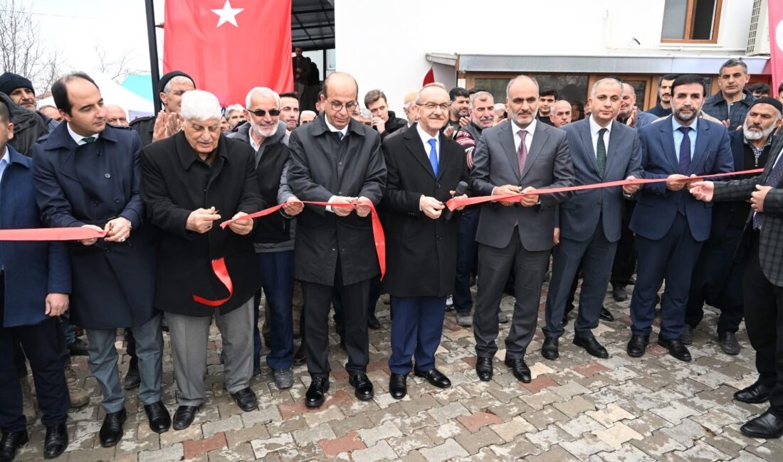 Malatya’nın Yeşilyurt ilçesine bağlı Topsöğüt Mahallesi’nde depremde yıkılan camilerin yeniden