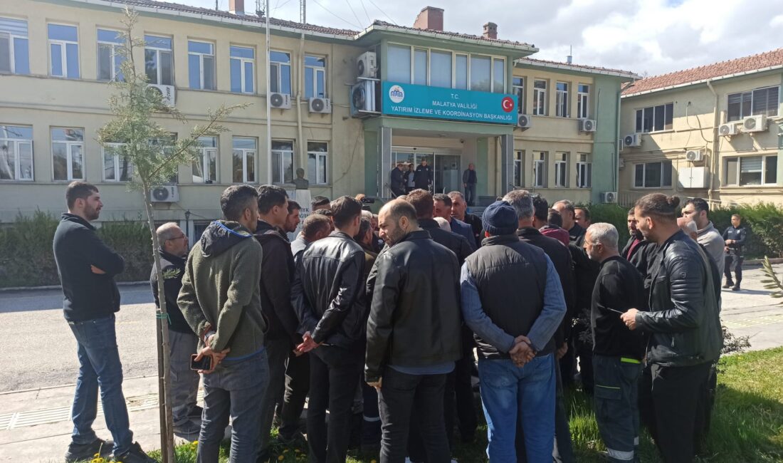 Uğur Sanayi Sitesinde iş terlerini boşaltmaları istenen esnaf, YİKOB önünde