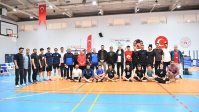 Yeşilyurt Belediyesi’nin düzenlediği ayak tenisi turnuvası, yüksek tempolu maçlar ve