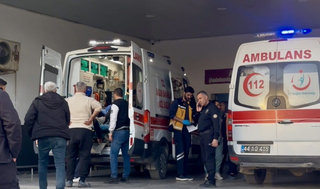 Yeşilyurt ilçesinde akrabalar arasında çıkan bıçaklı kavgada 2 kardeş yaralanırken,