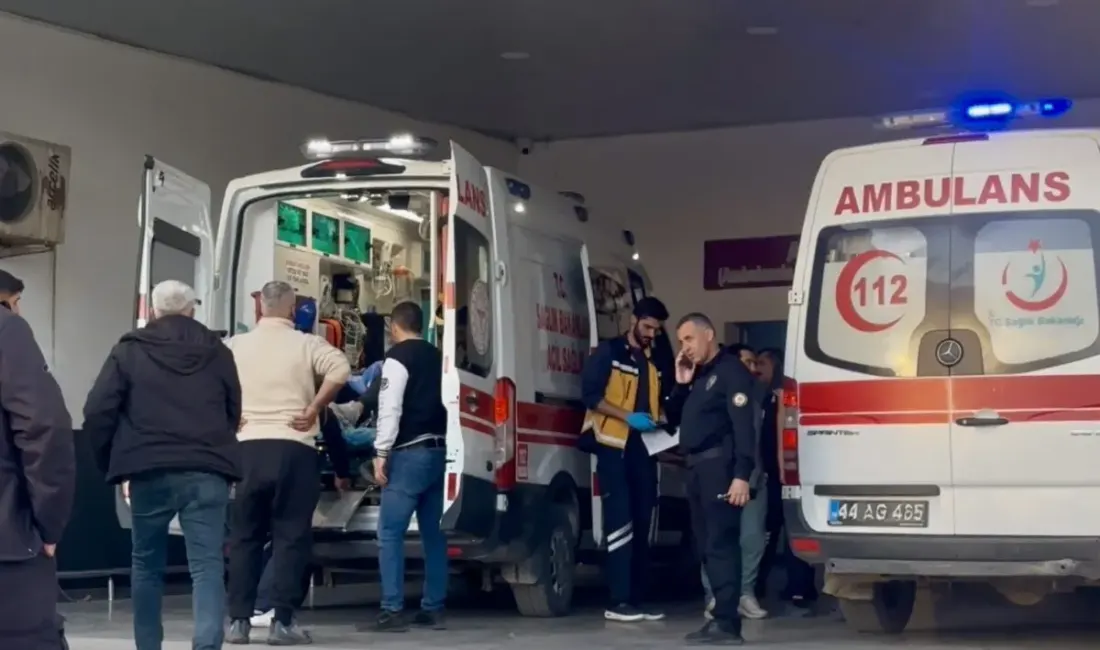 Yeşilyurt ilçesinde akrabalar arasında çıkan bıçaklı kavgada 2 kardeş yaralanırken,
