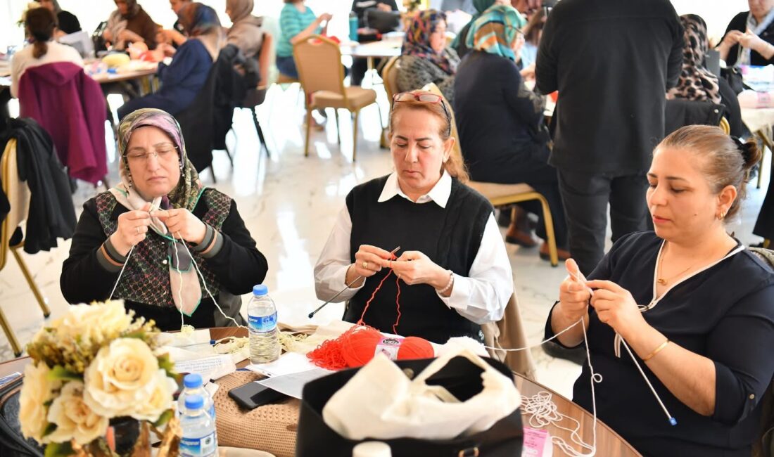 Yeşilyurt’ta düzenlenen örgü yarışmasında 90 kadın, 40 dakika boyunca hem