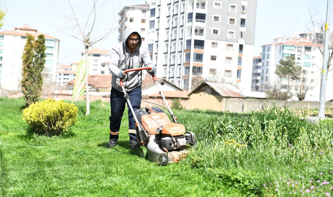 Malatya’nın Yeşilyurt ilçesinde, yaz aylarının yaklaşmasıyla birlikte park, bahçe ve