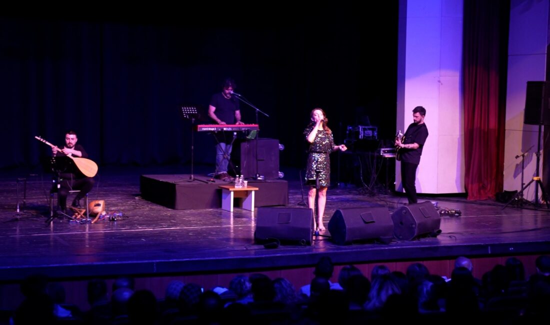 Zeynep Bakşi Karatağ’ın Malatya’da verdiği konsere yoğun ilgi gösterildi. Gecede