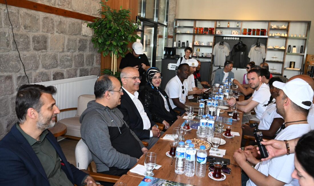 Başkan Er, ‘İpek Yolu Kervanı’ Üyeleriyle Bir Araya Geldi Malatya Büyükşehir Belediye Başkanı Sami Er, Birleşmiş Milletler Çölleşmeyle Mücadele