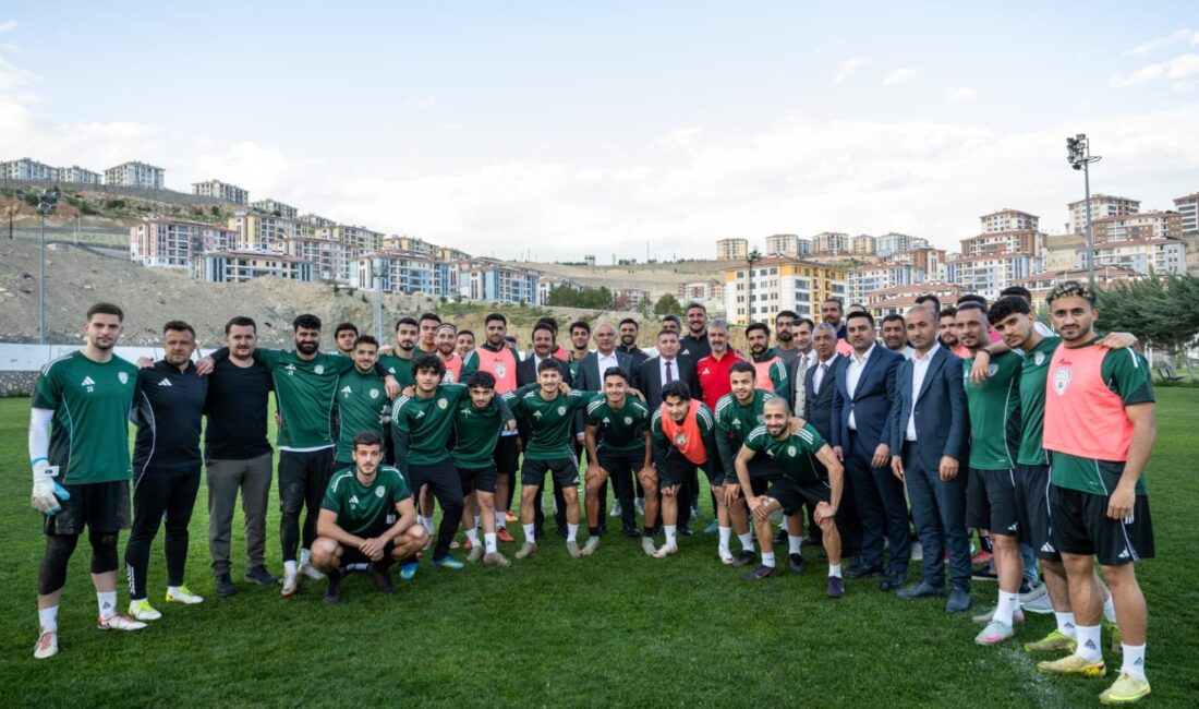 Başkan Er’den Final Öncesi Moral Ziyareti Malatya Büyükşehir Belediye Başkanı Sami Er, final hazırlıklarını sürdüren Malatya