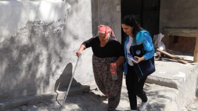 Battalgazi Belediyesi, ilçe genelinde yalnız yaşayan yaşlıları ziyaret ederek gönül