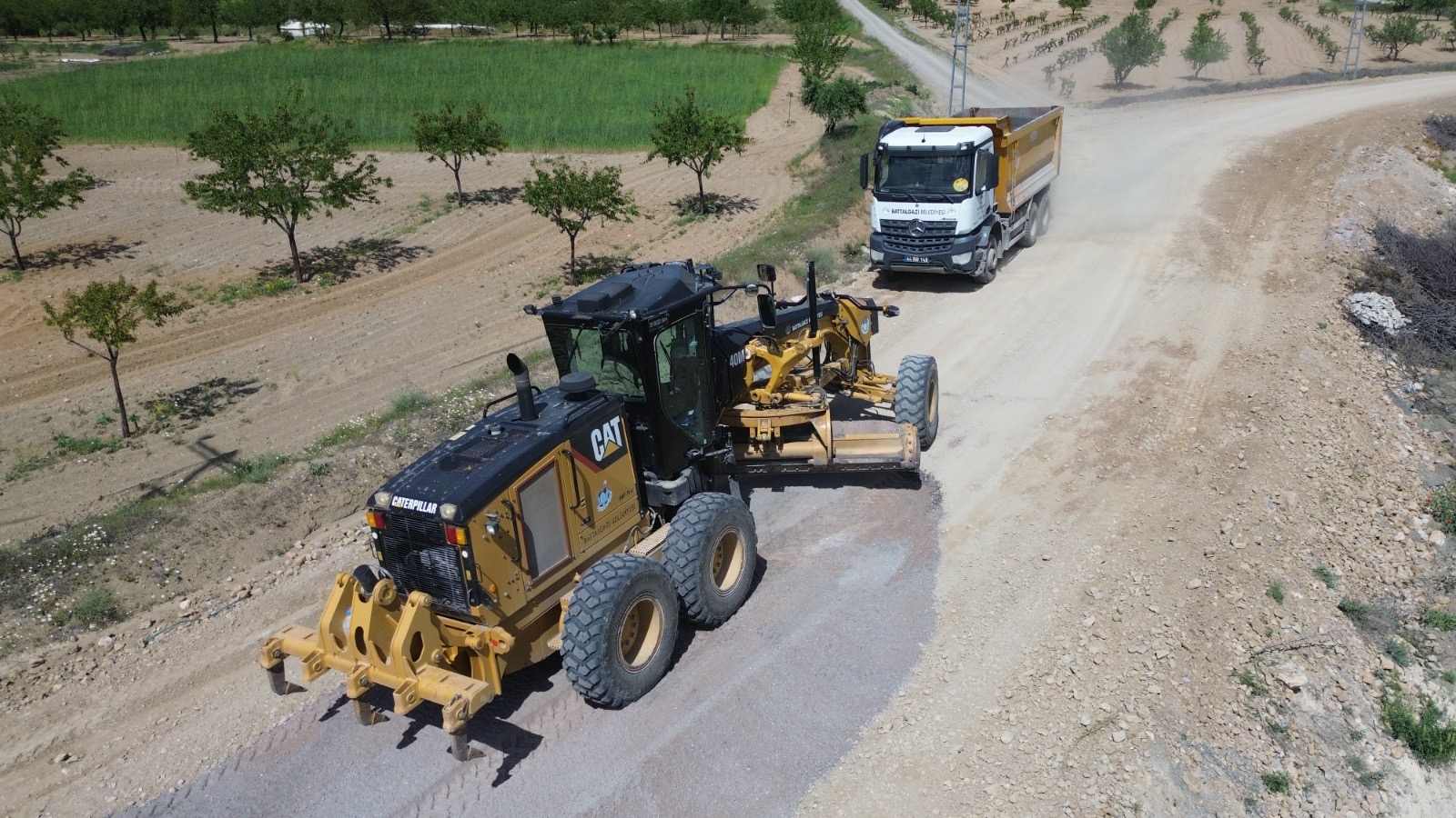 Battalgazi Belediyesi, ilçe genelinde ulaşım altyapısını güçlendirmeye yönelik yol düzenleme